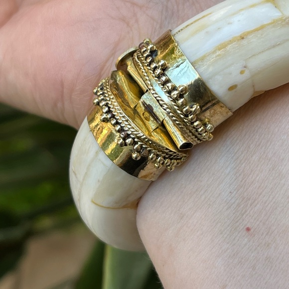 Antique style purple banded agate ox bone brass chunky hinged bangle bracelet - Picture 11 of 11